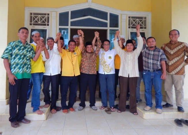 Aynur Ropik usai mengembalikan formulir pendaftaran ke  Partai Golkar Tanjabtim